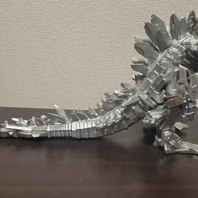 这款机械哥斯拉手办通体银白机甲质感炸裂，棱角分明的装甲与尖刺背棘刻画细腻，机械结构精密还原，红眼点缀更添威慑力，分量扎实手感厚重，摆柜气场拉满，收藏价值极高。