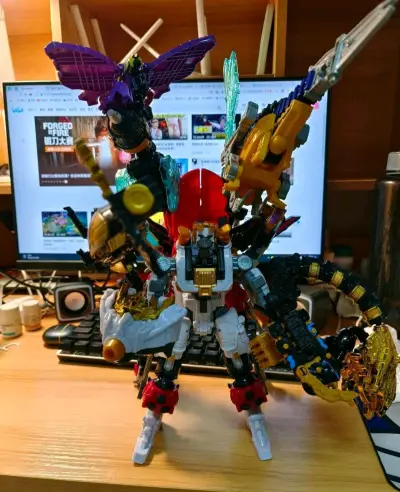 这是一款变形狼蛛机器人，到手后比预期的要好看很多，而且没有发黄，简直让我爱不释手，非常的喜欢这款玩具