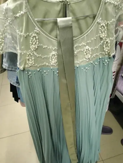 好美，每一件衣服都绝美，质量也很好，和卖家描述一致。挖煤姬海运时效挺快的，到天津港20多天，到国内以后就非常快了，九件衣服加起来运费也不贵，接受范围以内，挖煤姬操作发货特别方便