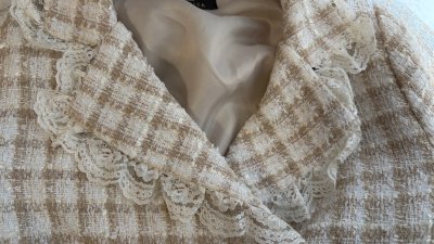 这是我的第九箱煤，因为合箱后比较重走的海运，大概用了30多天，我用积分抵扣了一部分运费，所以这箱运回来很划算哦。切了3件衣服，状态都很不错。这件粗花呢小香风外套很可爱。挖煤姬的箱子很大很结实，还放了泡泡纸防震。以后会一直使用的！