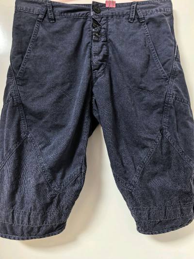 4件MFG的衣裤，件件都喜欢，两条短裤一简一繁，设计得天马行空。长款拼接牛仔裤版型太喜欢了，重度水洗质感很好，就是有点霉味，已经清洗。红色水洗连帽卫衣开身处设计得太有意思了，有点宫廷味道，不错不错。