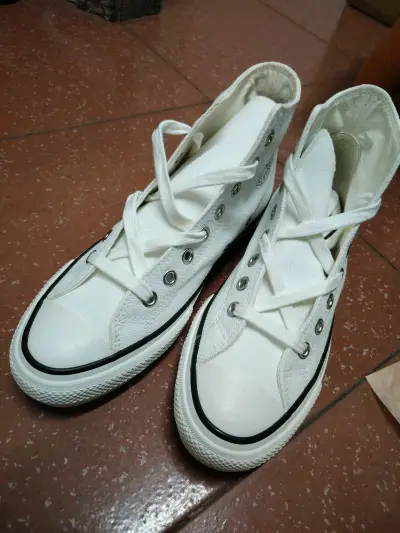 又一次顺利海淘 海运虽然慢 但是价格合适，性价比高 白色的鞋也比较好搭配衣服，还买了点别的小玩意，总之都很喜欢