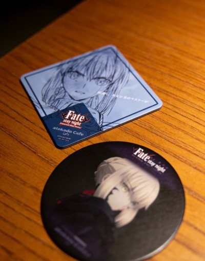 这套Fate ufotable限定杯垫套装真的超出预期！虽标注二手却全新未使用，到手无丝毫磨损瑕疵。方形线稿Saber神态坚毅，笔触细腻充满动画质感；圆形黑呆氛围感拉满，暗黑风格超戳人。两款杯垫印刷清晰、边缘工整，既是实用好物也是收藏级周边。在挖煤姬平台购入，物流高...这套Fate ufotable限定杯垫套装真的超出预期！虽标注二手却全新未使用，到手无丝毫磨损瑕疵。方形线稿Saber神态坚毅，笔触细腻充满动画质感；圆形黑呆氛围感拉满，暗黑风格超戳人。两款杯垫印刷清晰、边缘工整，既是实用好物也是收藏级周