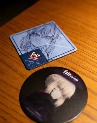 这套Fate ufotable限定杯垫套装真的超出预期！虽标注二手却全新未使用，到手无丝毫磨损瑕疵。方形线稿Saber神态坚毅，笔触细腻充满动画质感；圆形黑呆氛围感拉满，暗黑风格超戳人。两款杯垫印刷清晰、边缘工整，既是实用好物也是收藏级周边。在挖煤姬平台购入，物流高...这套Fate ufotable限定杯垫套装真的超出预期！虽标注二手却全新未使用，到手无丝毫磨损瑕疵。方形线稿Saber神态坚毅，笔触细腻充满动画质感；圆形黑呆氛围感拉满，暗黑风格超戳人。两款杯垫印刷清晰、边缘工整，既是实用好物也是收藏级周