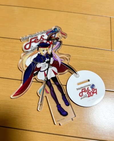 这款Fate/Grand Order Fes.2021六周年限定的阿尔托莉雅Caster立牌真的充满纪念意义！虽标注有轻微损伤，但到手后瑕疵几乎可忽略，立牌人物造型灵动鲜活，色彩饱满细腻，披风飘带与法杖细节还原到位，亚克力材质通透有质感，底座与挂链也完整保留，完美复...这款Fate/Grand Order Fes.2021六周年限定的阿尔托莉雅Caster立牌真的充满纪念意义！虽标注有轻微损伤，但到手后瑕疵几乎可忽略，立牌人物造型灵动鲜活，色彩饱满细腻，披风飘带与法杖细节还原到位，亚克力材质通透有质感，