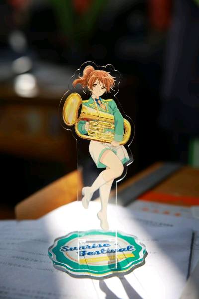 看到挖煤姬有kyoshop的代购渠道，就立马看了，选了部长和秀一的sunfes立牌购买。到货时拆包装发现包装严实，商品完整无缺，包装袋也是完整的！实在非常美丽！迫不及待迎着阳光拍了几张，非常超值！