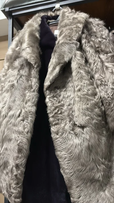 这件羊皮毛大衣真的非常值得，它的颜色低调大方、毛毛光泽度优秀，宽松的款式适合搭配牛仔裤和直筒裙，如果搭配高筒靴又是另一种风格，非常满意。