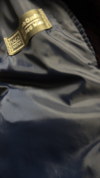 这件貂绒的柔软度不错，皮毛颜色在蓝紫之间，款式简单偏女性化，适合搭配瘦裤子和芭蕾鞋，是日常可以常常穿着的类型。