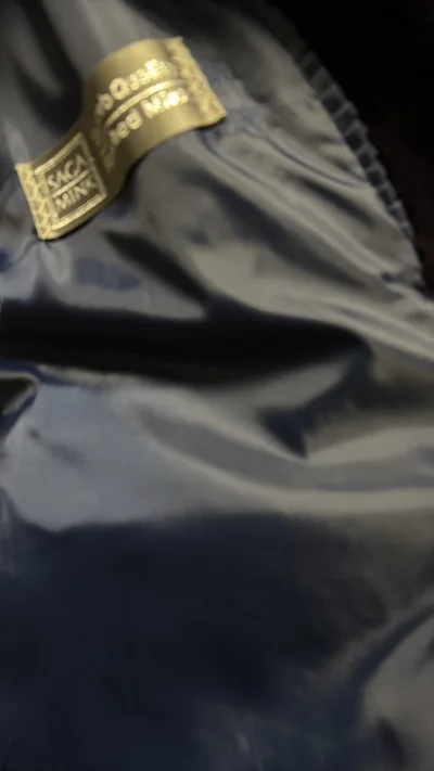 这件貂绒的柔软度不错，皮毛颜色在蓝紫之间，款式简单偏女性化，适合搭配瘦裤子和芭蕾鞋，是日常可以常常穿着的类型。