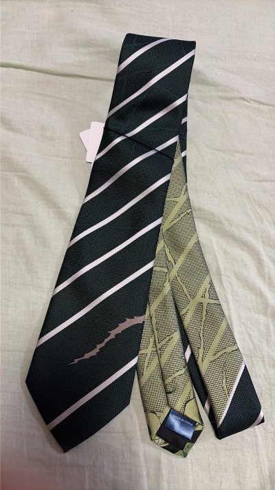 本来没种草的结果点开大图发现有暗纹立刻下单了，挖煤姬切得很快，到货也是申请发货后很快到手了，包装很令人安心，完好无损~下次还会用挖煤姬切