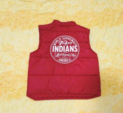 在挖煤姬淘到一件TOKYO INDIANS的复古机车马甲，稀有红色铜锣烧，立体剪裁，前后均为刺绣logo，该品牌是Neighborhood二把手Nau Shima成立的个人品牌，只为东京骑行俱乐部会员开放购买。