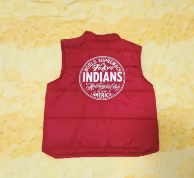 在挖煤姬淘到一件TOKYO INDIANS的复古机车马甲，稀有红色铜锣烧，立体剪裁，前后均为刺绣logo，该品牌是Neighborhood二把手Nau Shima成立的个人品牌，只为东京骑行俱乐部会员开放购买。