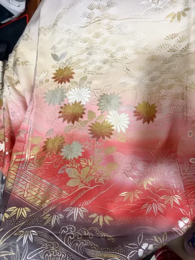 又买到了一件又便宜又漂亮的振袖，已经在挖煤姬上买到好几件物美价廉的和服了，购物流程简单流畅，运输安全又迅速，非常满意的一次购物。