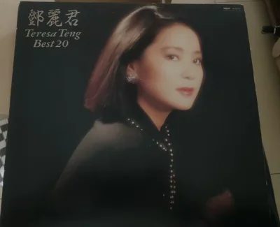 这次买的是邓丽君经典黑胶，寄EMS很快就收到了，可惜了有一盘有划痕，然后封带也丢了，还没试听，希望不要跳针