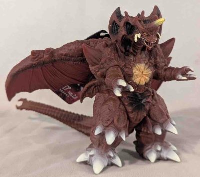 戴斯特洛伊亚软胶做工扎实，纹理与翅膀细节还原到位，配色厚重有压迫感，把玩手感扎实，是哥斯拉系列收藏的优质选择。