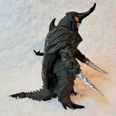 这款2023版美加洛软胶造型凌厉，虫甲纹理与银色刃爪细节拉满，配色暗黑有张力，压迫感十足，是哥斯拉系列里极具辨识度的收藏款。