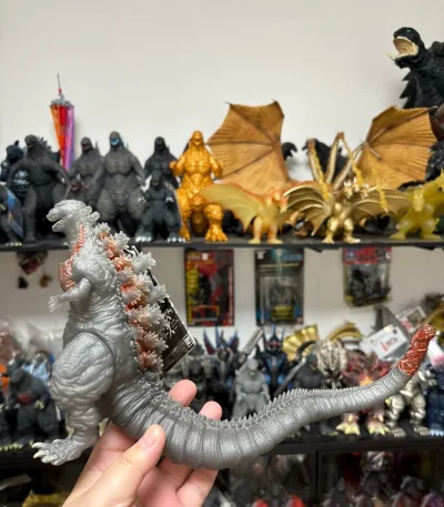 这款真哥斯拉软胶采用半透磨砂材质，肌理褶皱与背鳍细节还原到位，橙红纹路点缀恰到好处，质感通透又不失厚重，是极具收藏价值的限定款。