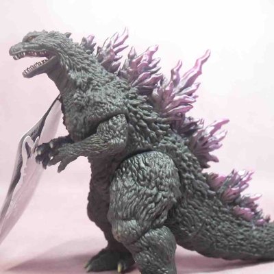 这款新哥斯拉ver.2.0软胶，深绿肌理还原粗糙质感，渐变紫背鳍光泽梦幻，造型张力拉满，是极具辨识度的特摄收藏好物。