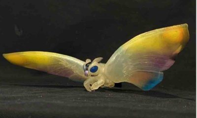 这组魔斯拉软胶色彩层次丰富，半透翅脉纹理细腻，渐变晕染灵动梦幻，正反涂装精致，完美还原了怪兽女王的优雅与威严，是极具美感的收藏单品。