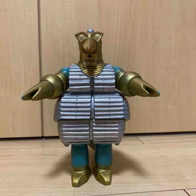 这款摩杰拉软胶机械感拉满，蓝金配色复古硬朗，层层装甲与可动部件还原精密结构，是哥斯拉系列里极具代表性的机械怪兽收藏款。