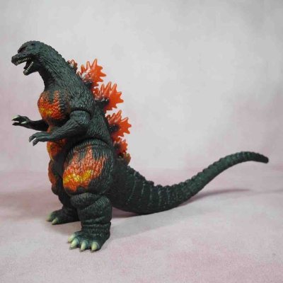 这款红莲哥斯拉软胶，黑红熔岩涂装张力拉满，橙红背鳍与胸腹部纹路还原暴走状态，肌理粗糙厚重，压迫感十足，是极具标志性的经典收藏款。