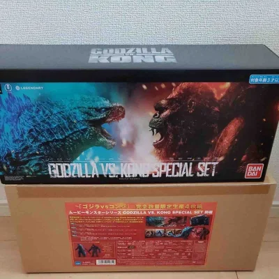 这套哥斯拉大战金刚限定套装诚意满满，软胶还原了传奇版造型，蓝背哥斯拉与战斧金刚的对战姿态张力拉满，搭配蓝光碟与专属包装，是极具收藏价值的影视联动周边。