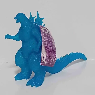 这款2023哥斯拉剧场限定软胶，采用通透蓝闪材质，荆棘状背鳍与肌理细节还原到位，限定属性拉满，是极具稀缺性的收藏佳品。