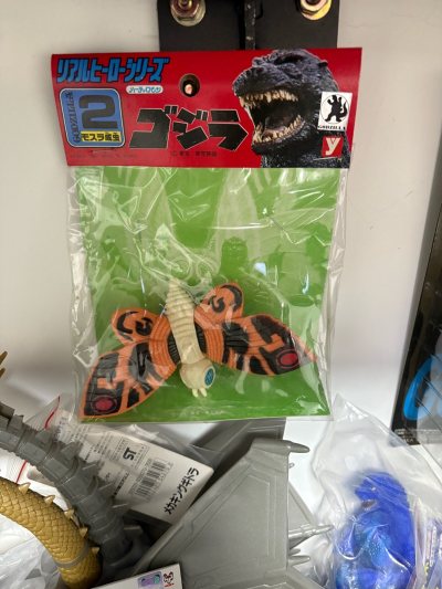 这款1992年出品的魔斯拉成虫软胶，橙黑虎纹涂装复古经典，包装保存完好，是极具年代感的哥斯拉系列古董收藏好物。