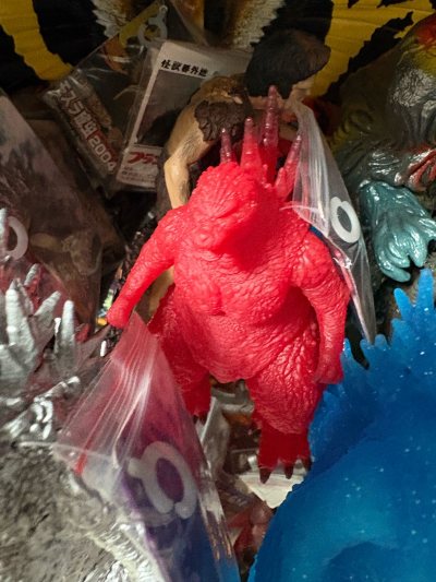 这款红色哥斯拉软胶通体赤红，肌理粗糙充满力量感，尖刺背鳍张扬醒目，在一众怪兽中极具视觉冲击力，是个性鲜明的收藏款。


