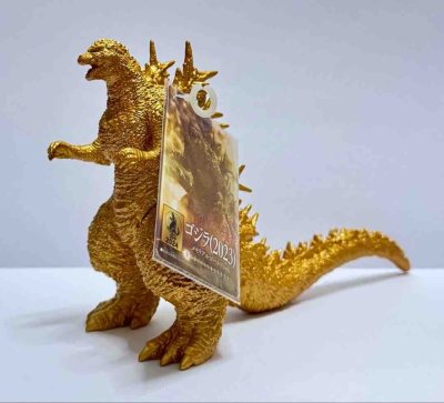 这款2023哥斯拉黄金限定版软胶，通体鎏金质感华丽，荆棘背鳍与肌理细节分毫毕现，限定属性拉满，是奢华感十足的收藏级单品。