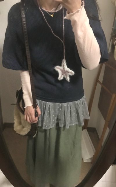 必须给挖煤姬的森系古着一个大大的好评！这件碎花小衬衣实物比图片还温柔，碎花裙也是衣身几乎零污渍，古着的岁月感恰到好处。包装用了气泡膜，国际物流10天到手，全程有轨迹，中文界面+翻译功能对新手太友好，已经加入回购清单！