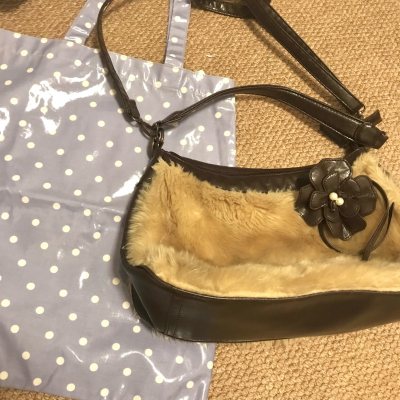 这两个包我太喜欢了 可惜后面洗的时候里面的笔迹被我洗花了 幸好只有一点 小猪的T恤也是一如既往的给我惊喜



