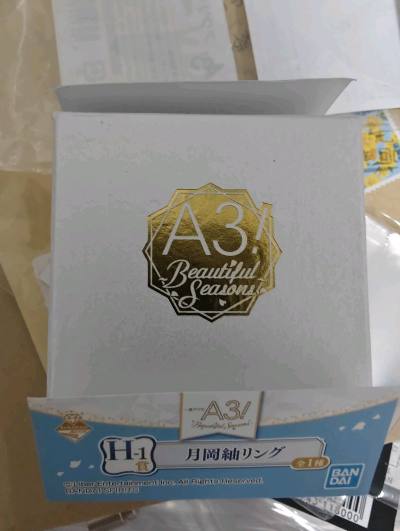 在挖煤姬入手了A3满开剧团的戒指和小镜子，实物真的太好看啦！做工精致，颜值超高，细节也很到位，包装严实没有破损。收到超开心，非常喜欢，下次还来！