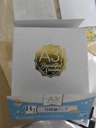 在挖煤姬入手了A3满开剧团的戒指和小镜子，实物真的太好看啦！做工精致，颜值超高，细节也很到位，包装严实没有破损。收到超开心，非常喜欢，下次还来！