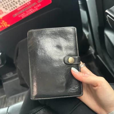 全网唯二的黑色白线小狮子护照夹，国内的各平台都翻不到有出售，通过挖煤姬从日本煤炉买回来的，好稀有好美丽！虽然有使用痕迹，但油亮又漂亮，使用痕迹更添岁月的风味！感谢挖煤姬圆我买本梦