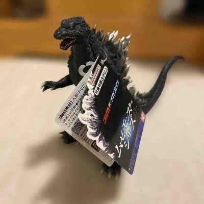 这款哥斯拉手办细节饱满，背棘金属质感强烈，纹理刻画还原度高，造型霸气有张力，PVC材质扎实耐用，收藏把玩都很合适。