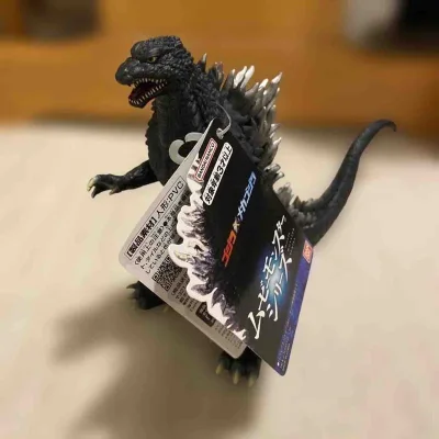 这款哥斯拉手办细节饱满，背棘金属质感强烈，纹理刻画还原度高，造型霸气有张力，PVC材质扎实耐用，收藏把玩都很合适。