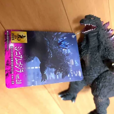 这款千禧年哥斯拉ver.2.0手办，紫背棘渐变质感惊艳，纹理刻画细腻，造型张力十足，PVC材质扎实，收藏与展示都极具辨识度。