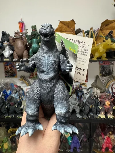 这款1954年初代哥斯拉手办，复古造型还原经典，纹理刻画厚重有年代感，1999年产做工扎实，收藏价值拉满。