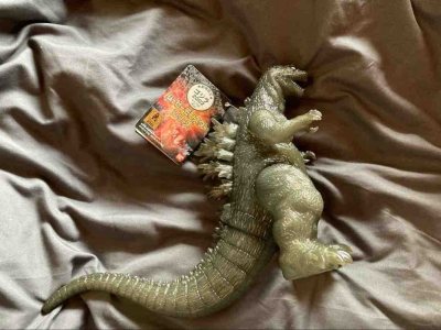 这款2002版透明限定哥斯拉手办，半透材质质感独特，纹理刻画细腻，造型霸气，限定属性拉满，收藏价值极高。