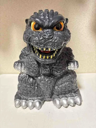 这款Q版哥斯拉储蓄罐造型呆萌可爱，纹理刻画细腻，银黑配色质感十足，兼具实用与收藏价值，趣味满满。真的很喜欢


