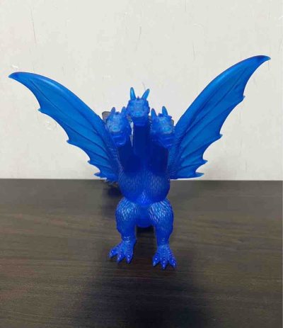 这款透明蓝基多拉手办，通体冰蓝通透质感惊艳，三头造型还原霸气，纹理细腻，限定款属性加持，收藏与展示都极具辨识度。