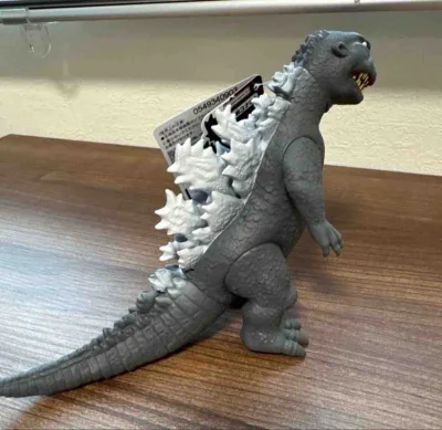 这款Q版哥斯拉手办造型呆萌，灰黑配色沉稳，背棘雪白醒目，纹理刻画细腻，可爱与霸气兼具，把玩收藏都很合适。