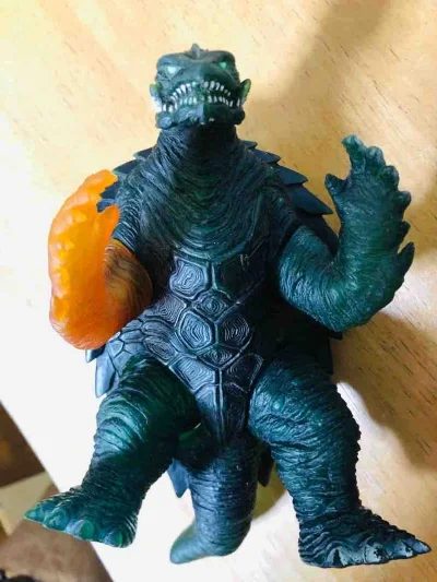 这款加美拉手办，深绿龟甲纹理层次分明，橙透特效件点缀，肌肉与甲壳细节刻画细腻，造型充满力量感，是特摄怪兽收藏的精品。