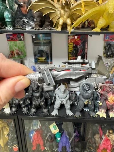 这款特摄载具模型，金属灰涂装质感厚重，钻头与装甲细节刻画精密，机械感拉满，搭配怪兽手办场景感十足，收藏与把玩都很合适。