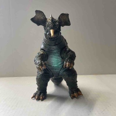 这款巴拉贡手办，深绿做旧质感厚重，背棘与腹部纹理层次分明，单角与大耳造型还原经典，细节刻画细腻，充满复古特摄味，收藏价值突出。