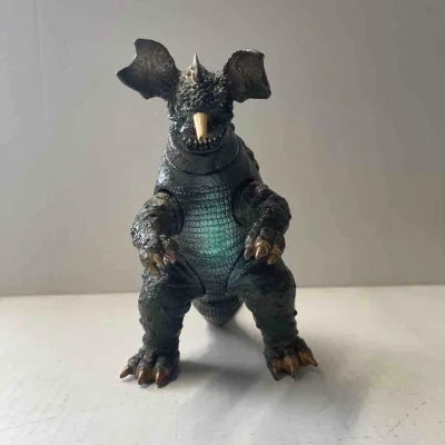 这款巴拉贡手办，深绿做旧质感厚重，背棘与腹部纹理层次分明，单角与大耳造型还原经典，细节刻画细腻，充满复古特摄味，收藏价值突出。