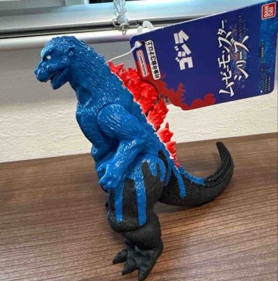 这款1954版哥斯拉限定手办，蓝红撞色醒目，背棘鲜红亮眼，复古造型还原经典，纹理刻画细腻，限定属性拉满，收藏价值极高。