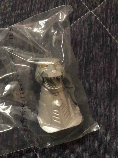 这几款哥斯拉冰箱贴非常好看，黑款纹理还原经典神态，机械款金属质感精密，细节刻画细腻，是模型改造与场景搭配的优质配件。