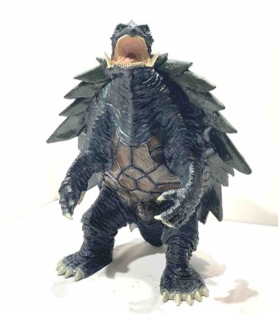 这款加美拉手办造型张力十足，深绿龟甲鳞片层次分明，肌肉纹理与甲壳细节刻画细腻，张嘴姿态充满威慑力，是特摄怪兽收藏的精品。